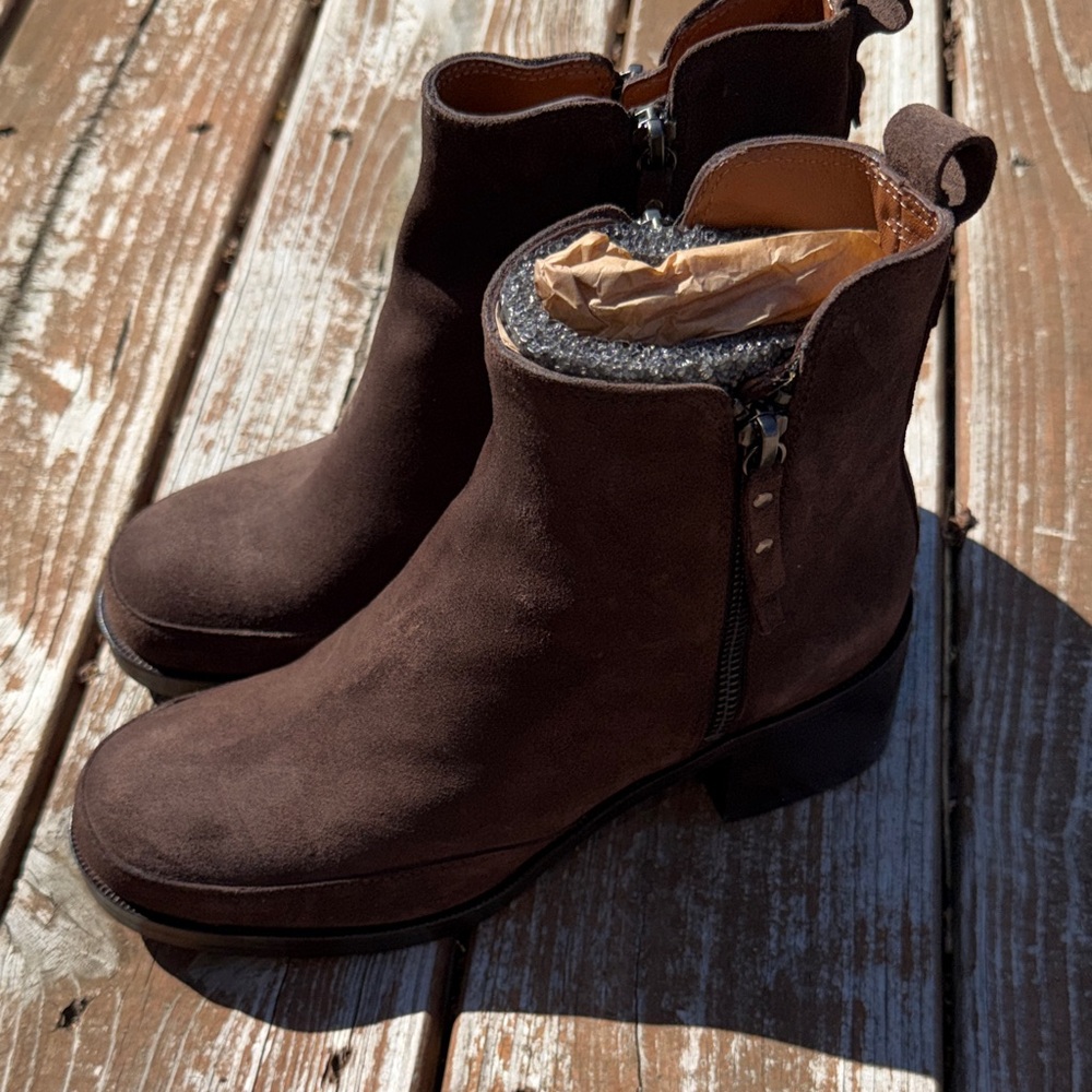 NWOT Homers Artisan Suede Ankle Heeled Booties size 6.5